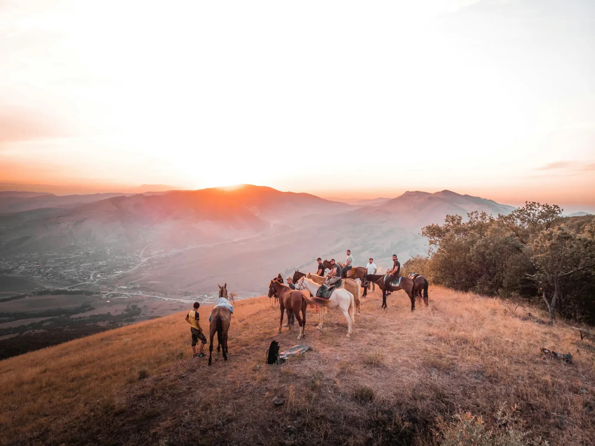 Cavaliers sur les montagnes du Daghestan au coucher du soleil