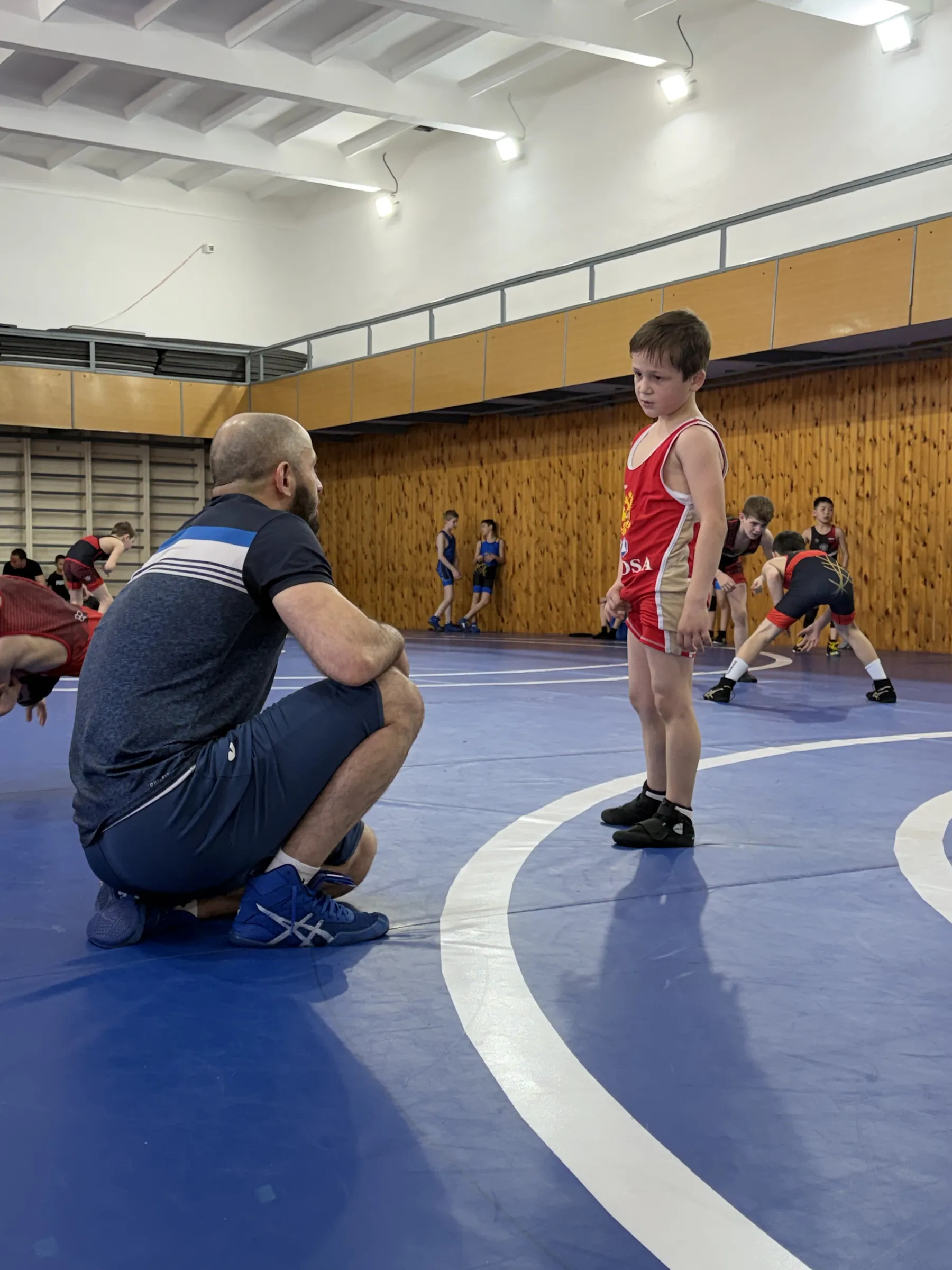 Jeune lutteur daghestanais en posture, salle d'entraînement de Makhachkala