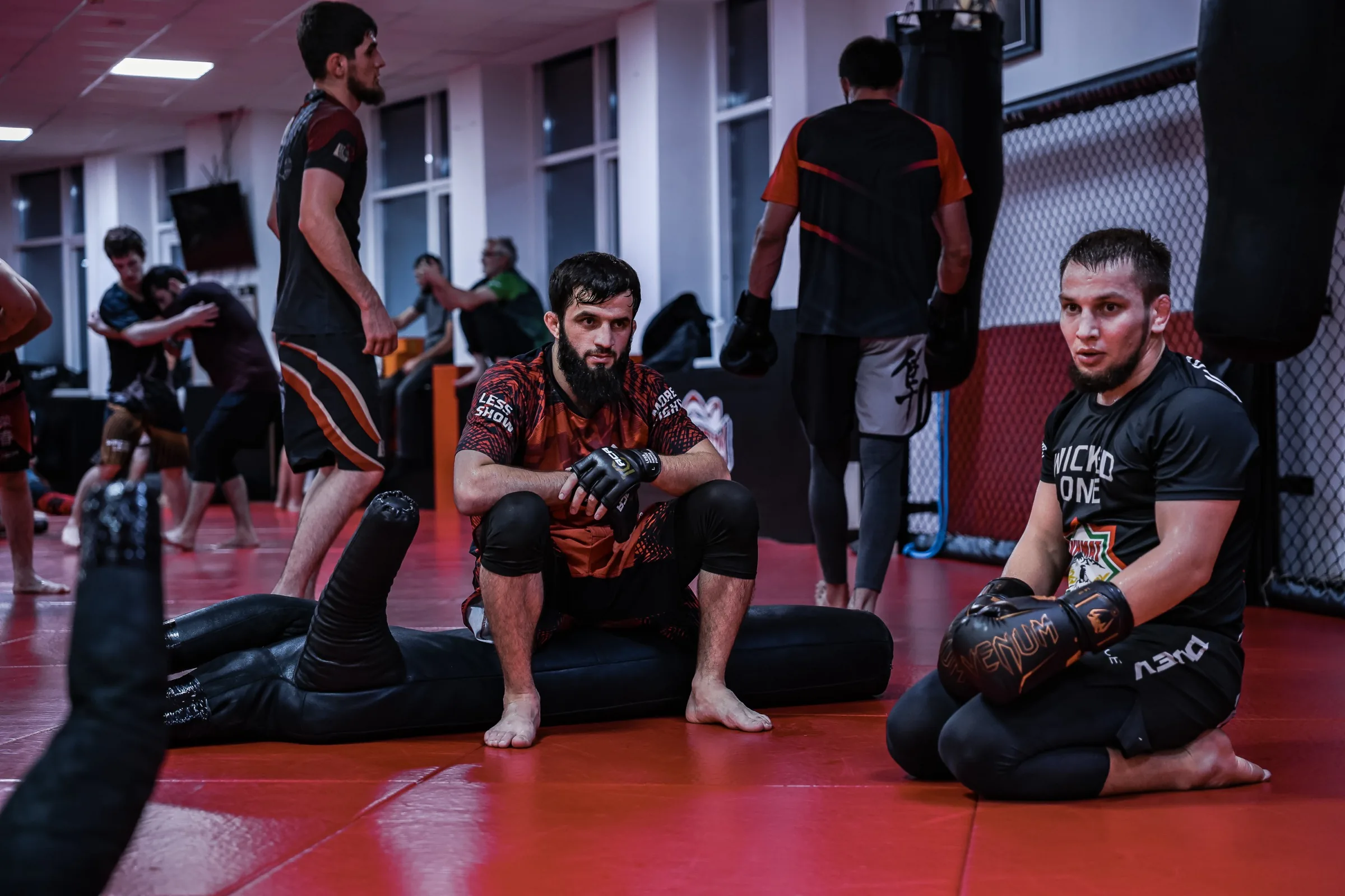 Combattants au repos entre deux rounds dans la salle du club, gants et protections encore aux mains