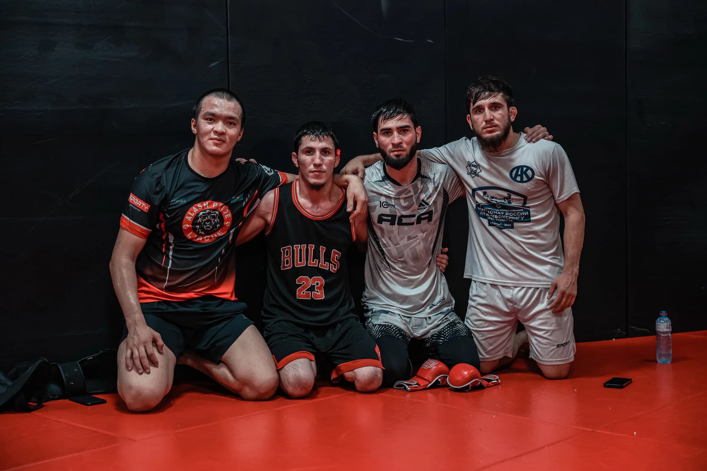 Sparring MMA encadré par un coach dans une salle de Grozny