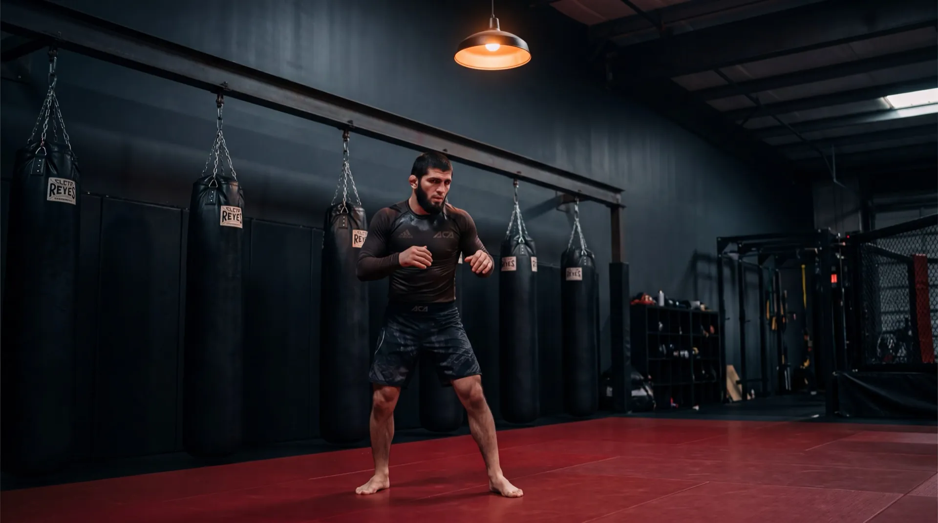 Khabib Nurmagomedov en entraînement de lutte au Daghestan, dans la salle Eagle MMA familiale dirigée par son père Abdulmanap.