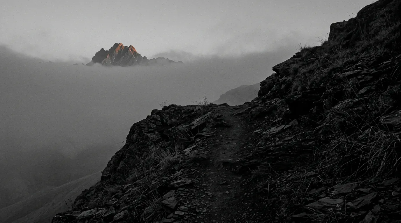 Sentier de montagne dans la brume, Caucase