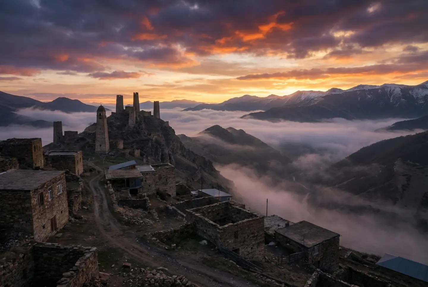 Lever de soleil sur les tours Vaïnakh
