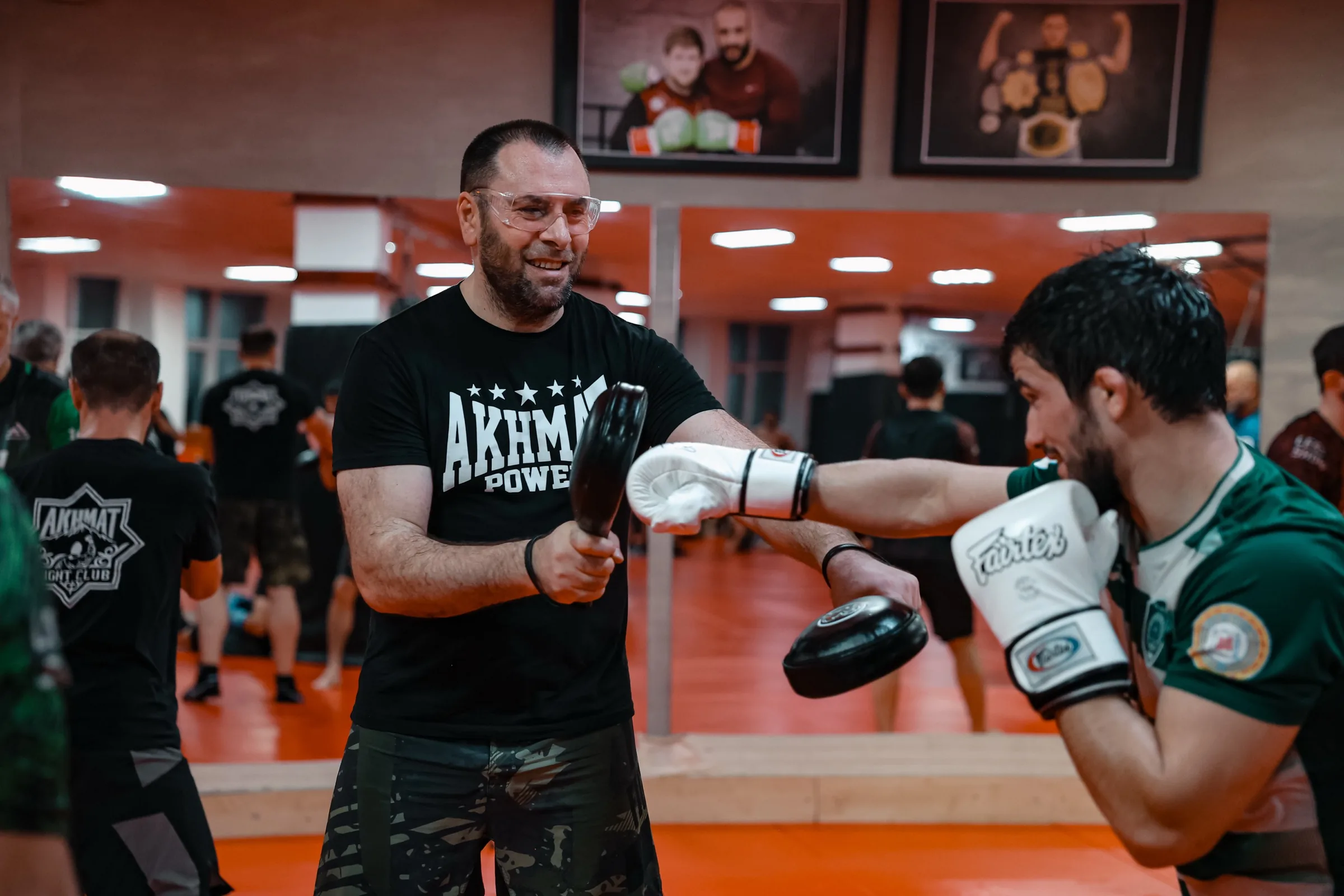 Travail aux pads MMA dans une salle professionnelle de Grozny, Tchétchénie