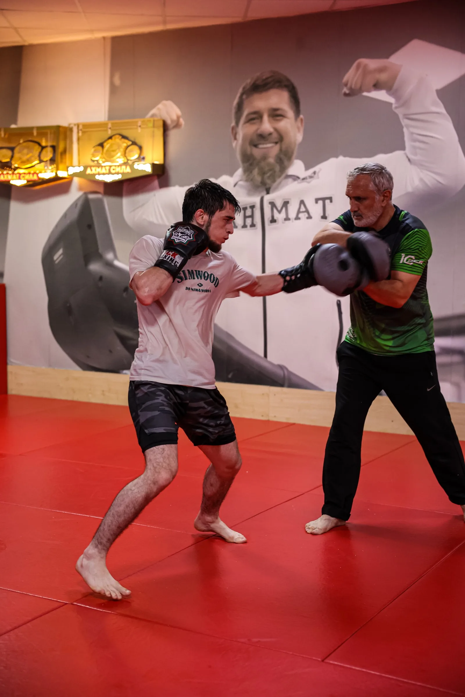 Sparring pads MMA dans la salle Akhmat Fight Club de Grozny, Tchétchénie, devant le portrait de Ramzan Kadyrov