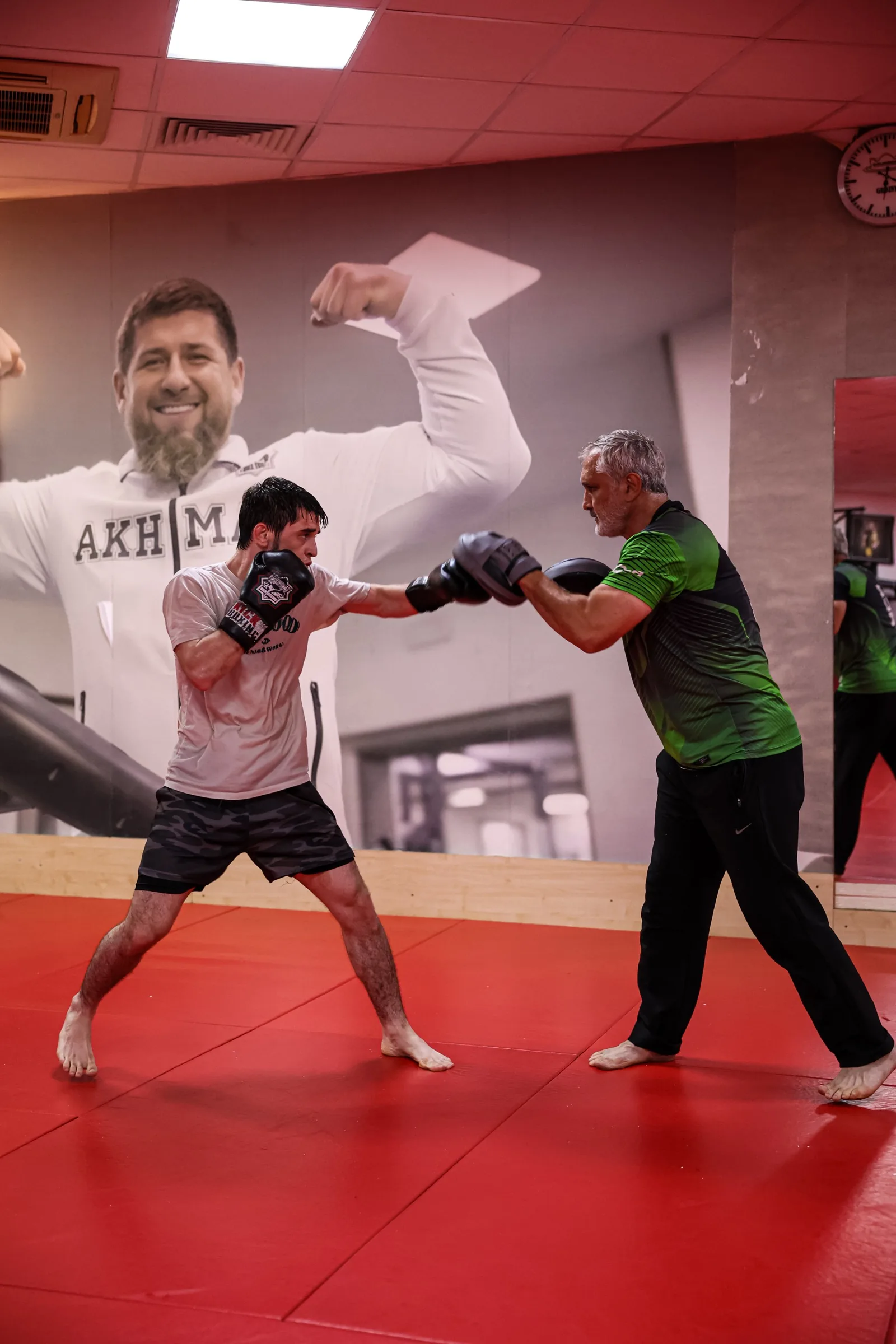 Jab sur pads, ambiance club Akhmat