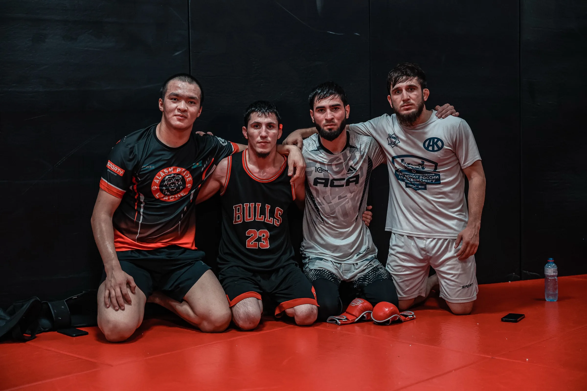 Sparring en cage, coach noir Akhmat Fight Club