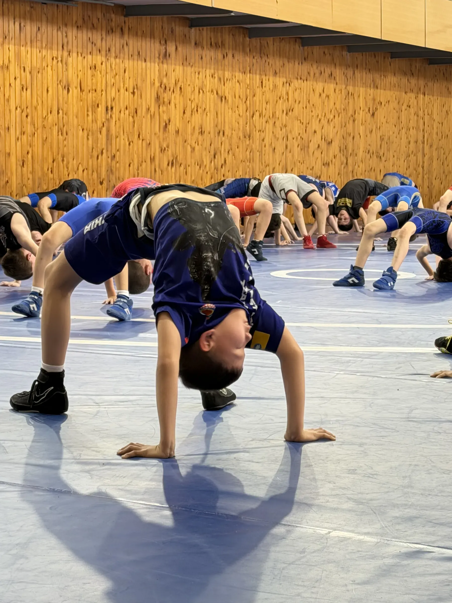 Jeune lutteur en échauffement individuel, salle de lutte du Daghestan
