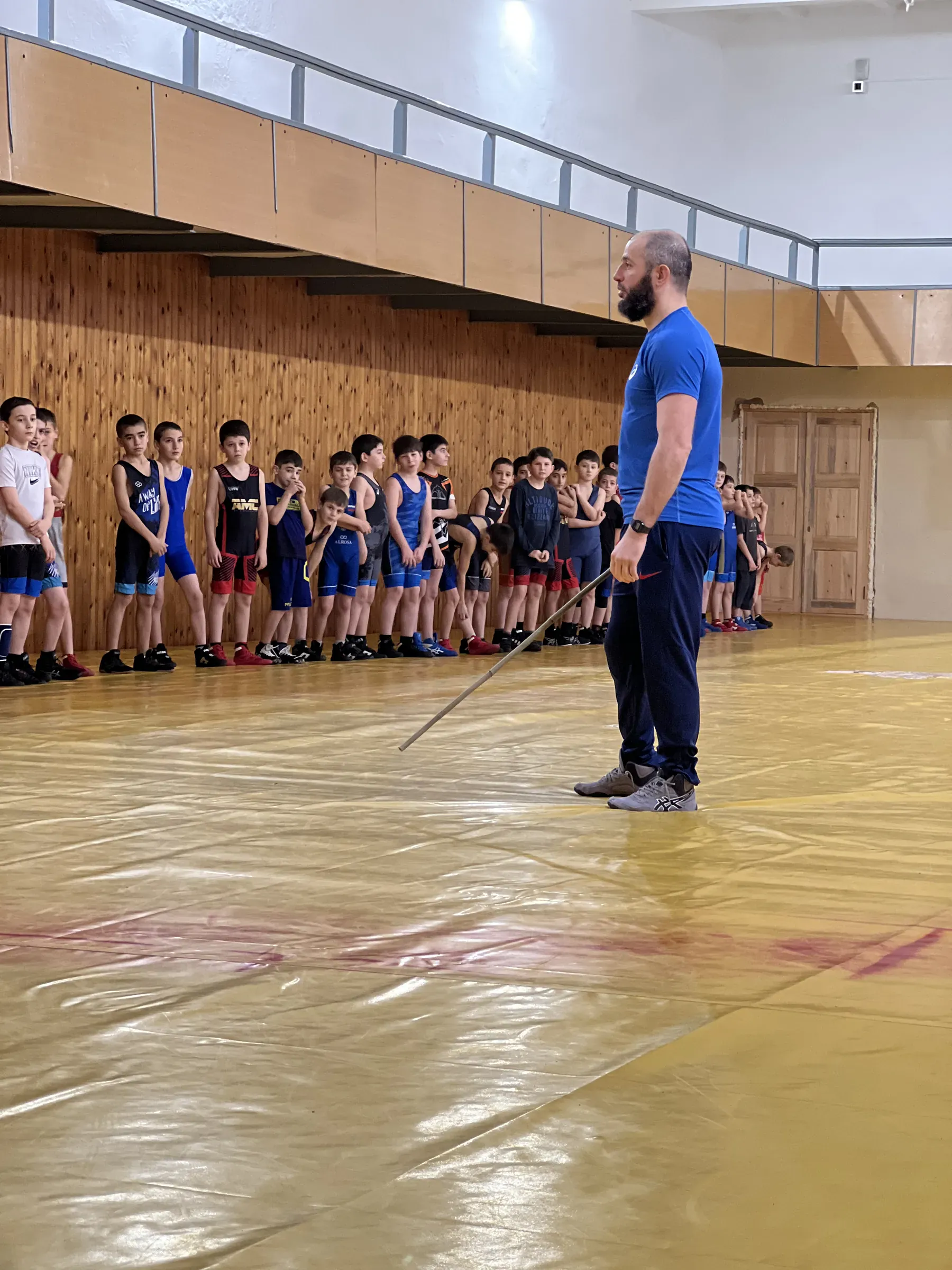 Jeunes lutteurs alignés sur le tapis, école de lutte daghestanaise