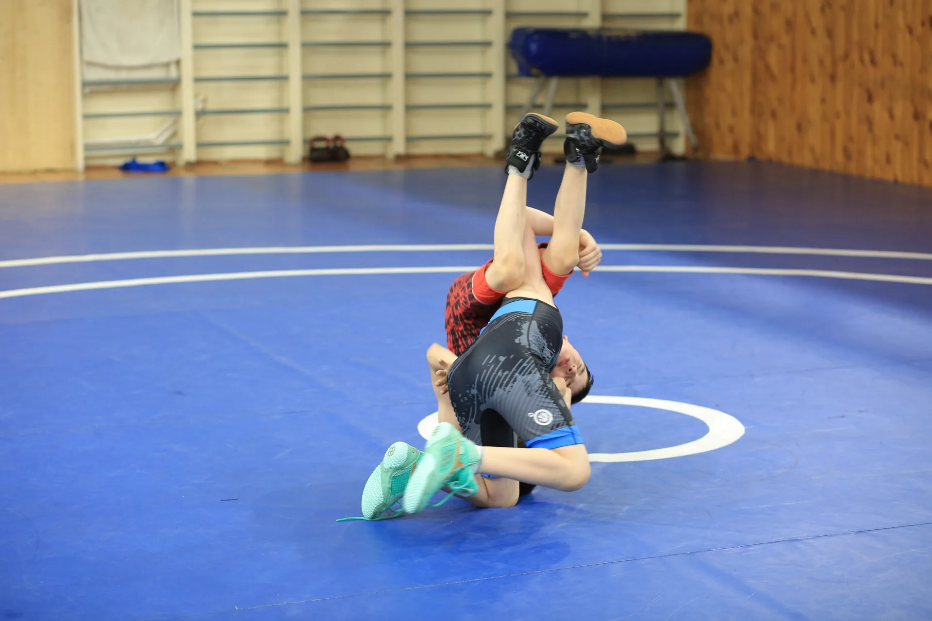 Suplex en cercle, démonstration au tapis