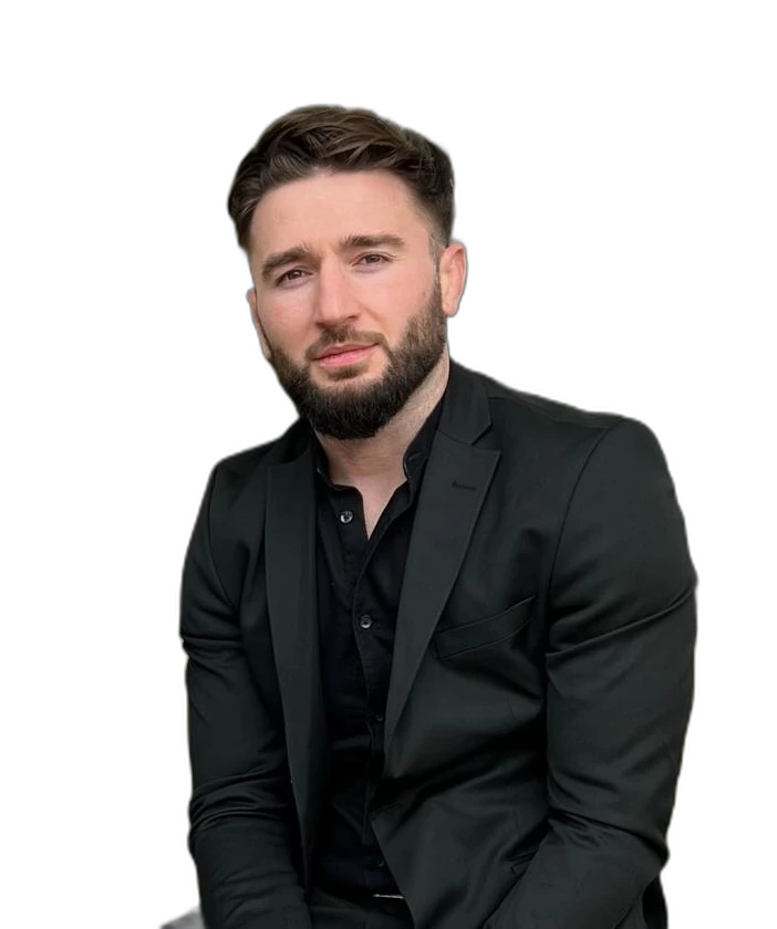 Ruslan Mukhtarov en costume noir, fondateur de MKR Caucasian Camp