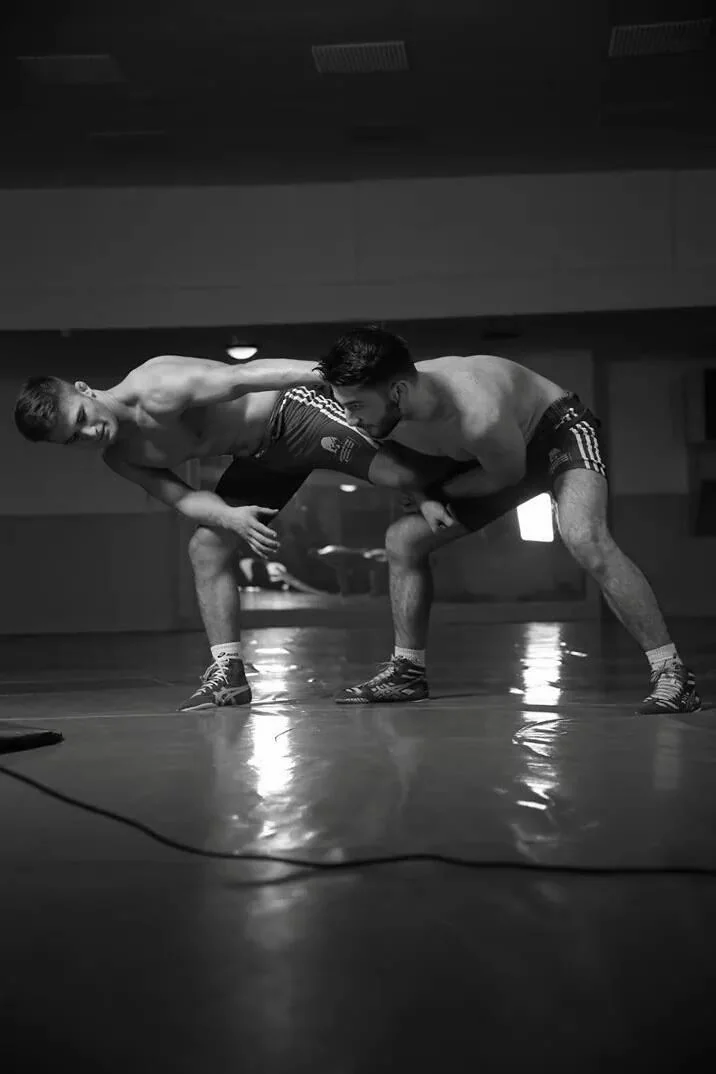 Ruslan Mukhtarov en clinch lors d'un combat de lutte, photo noir et blanc