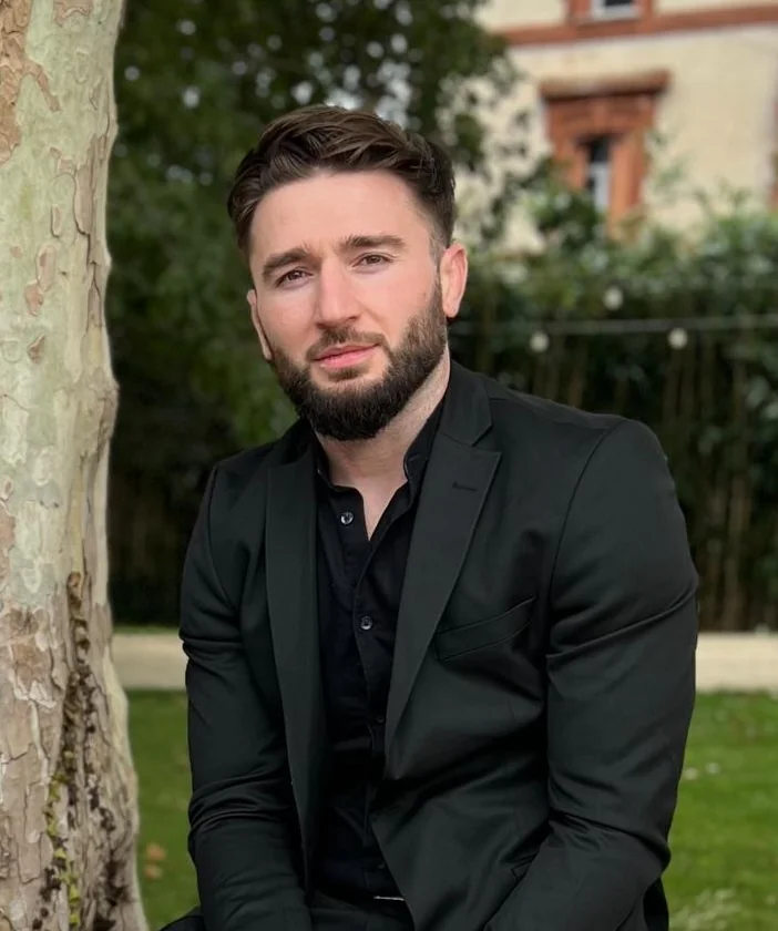 Ruslan Mukhtarov, fondateur MKR, portrait chemise noire